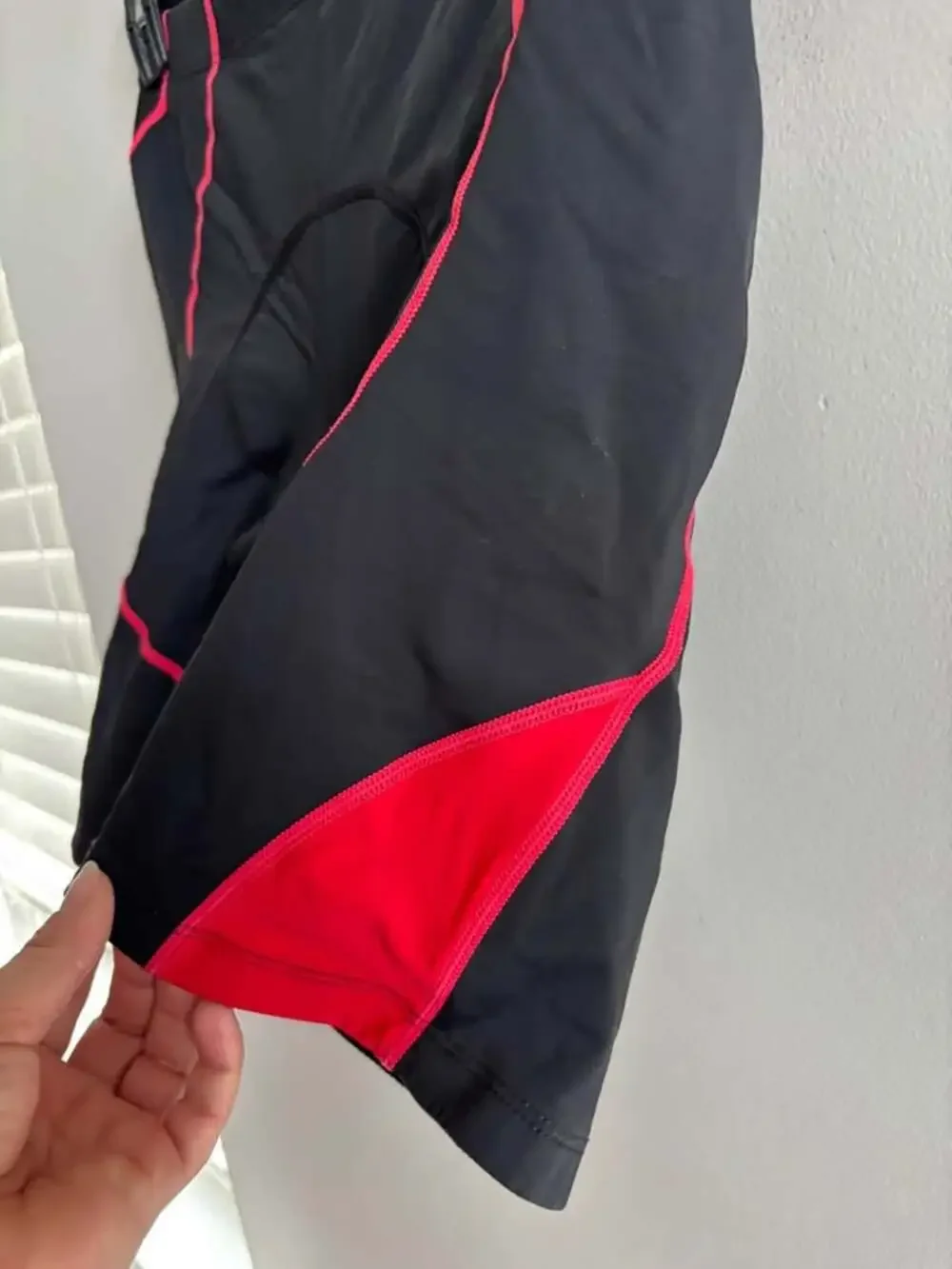 Santic Men's Padded Cycling Shorts Black Red Panels Size L Large NO TAG see meas